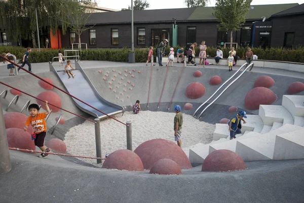 Parku Gorkiego. Dzieci i ich rodzice na nowoczesnym placu zabaw dla dzieci w Parku Gorkiego. — Zdjęcie stockowe
