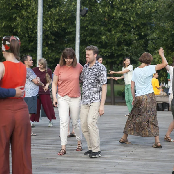 Bailando al aire libre en el parque en el terraplén de Pushkinskaya — Foto de Stock