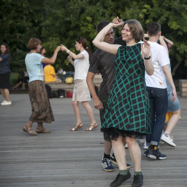 Bailando al aire libre en el parque en el terraplén de Pushkinskaya — Foto de Stock