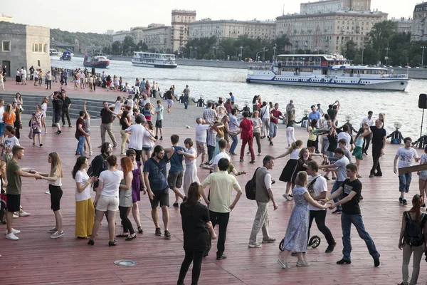 Draußen tanzen im Park auf dem Puschkinskaja Damm — Stockfoto