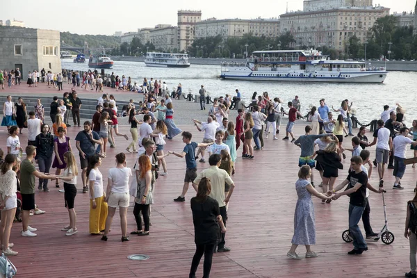 Bailando al aire libre en el parque en el terraplén de Pushkinskaya — Foto de Stock