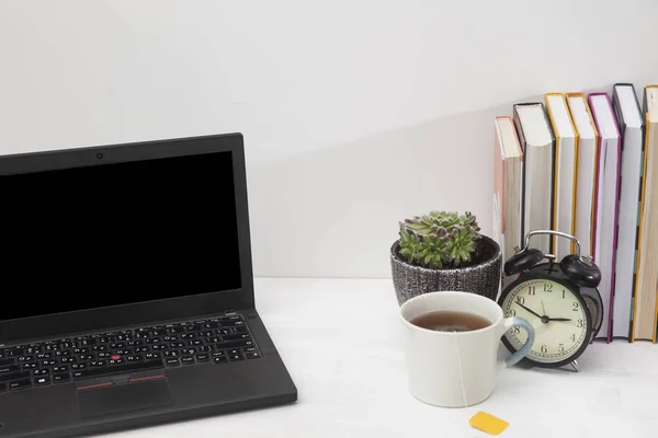 Arbeitsplatz Büroangestellte mit Zubehör und weißem Schreibtisch. — Stockfoto