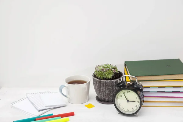 Aksesuarlı ve beyaz masalı işyeri ofis çalışanı. — Stok fotoğraf