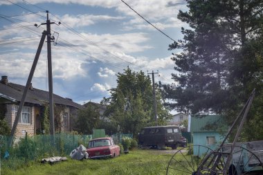 kırmızı Zhiguli araba Demyansk köyünde ahşap bir garajda park edilmiş