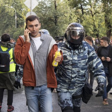 Çevik kuvvet polisleri toplantıdan sonra onaylanmamış bir yürüyüşün bir üyesini gözaltına aldı