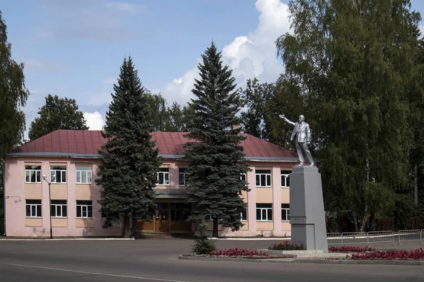 Памятник Ленину на главной площади — стоковое фото