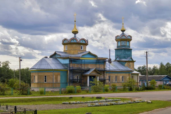 Krestovozdvizhenskaya wooden church on a background of blue sky in the village of Demyansk — Stock Photo, Image