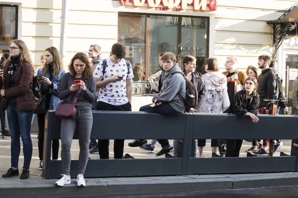 Jovens na rua, numa multidão. Alguém está olhando para o telefone, esperando por um amigo durante uma caminhada não autorizada em Moscou após o comício em 10 de agosto — Fotografia de Stock