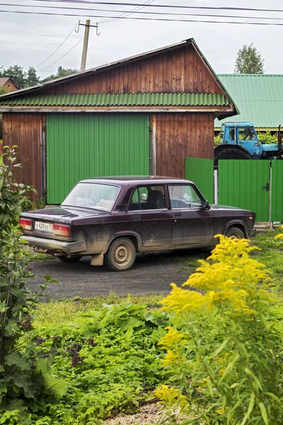 蓝色志古利车停在德米扬斯克村的一个木车库里 — 图库照片