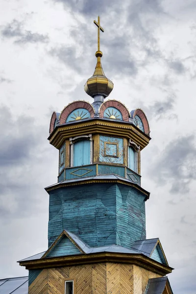 Krestovozdvizhenskaya fából készült templom a háttérben a kék ég a falu Demyansk — Stock Fotó