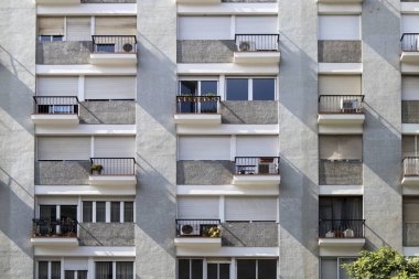 Gün batımında balkonlu belediye binası