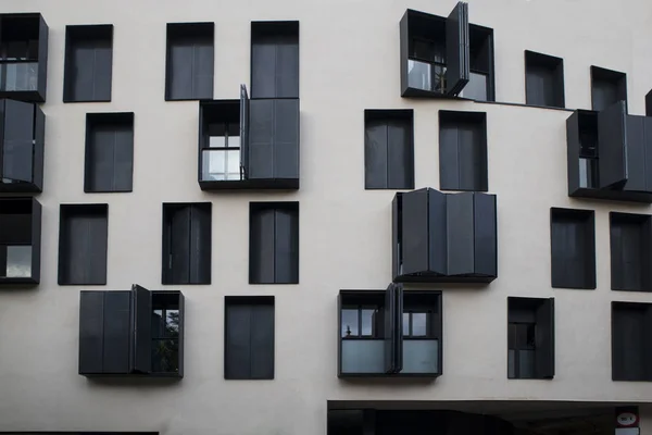 Moderne Architektur. graues Haus mit schwarzen Fenstern und Rollläden. — Stockfoto