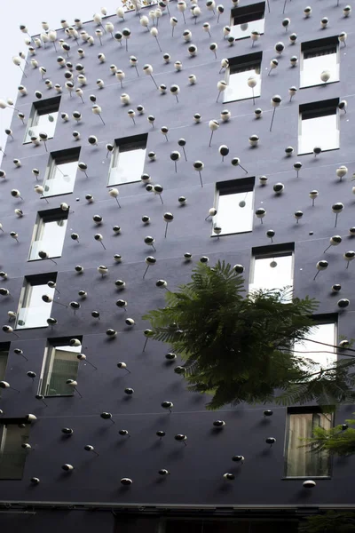 Das schrullige ohla hotel in barcelona, mit augen, die von der fassade des gebäudes ragen. — Stockfoto