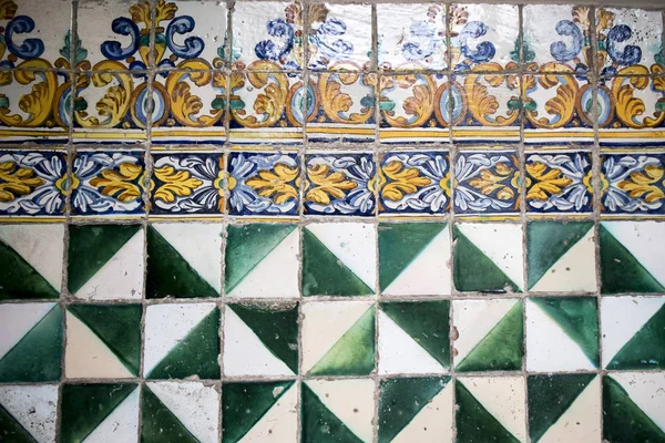 Образцы керамической плитки на стенах домов в Барселоне — стоковое фото