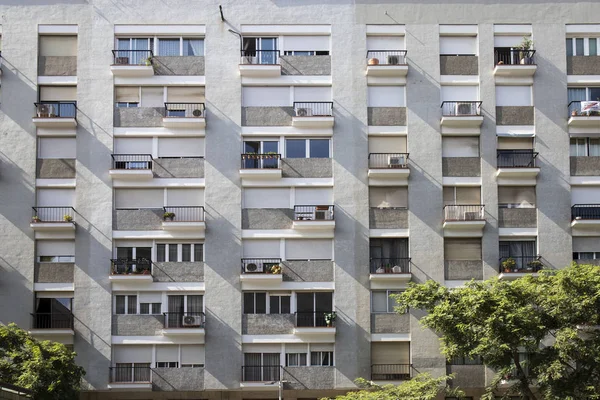 Edificio municipal de gran altura con balcón al atardecer —  Fotos de Stock