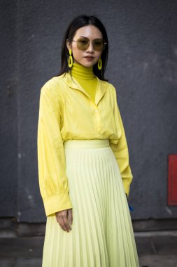 Londra Moda Haftası sırasında sokakta insanlar.