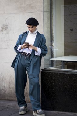 Londra Moda Haftası sırasında sokakta insanlar.