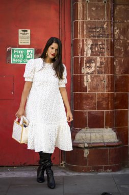 Londra Moda Haftası sırasında sokakta insanlar.