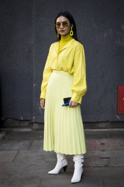 Londra Moda Haftası sırasında sokakta insanlar.