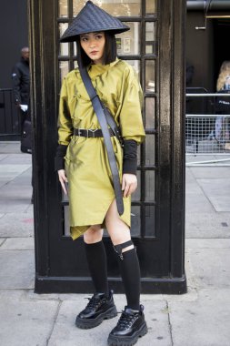 Londra Moda Haftası sırasında sokakta insanlar.