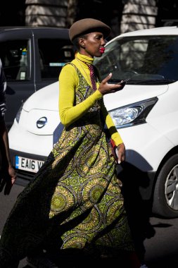 Londra Moda Haftası sırasında sokakta insanlar.