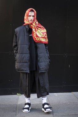 Londra Moda Haftası sırasında sokakta insanlar.