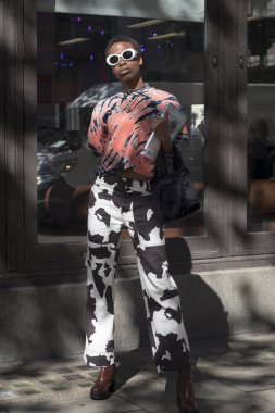 Londra Moda Haftası sırasında sokakta insanlar.