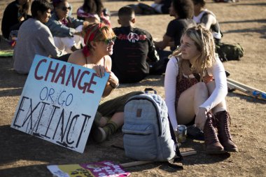 protestocular Victoria bahçeleri, Westminster, iklim değişikliği konusunda hükümet eylem çağrısı nda bir araya