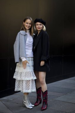 Londra Moda Haftası sırasında sokakta insanlar.