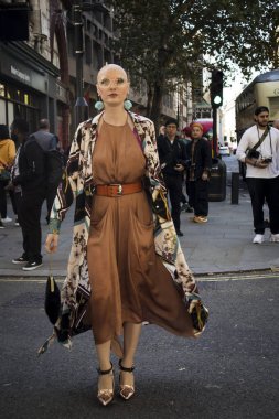 Londra Moda Haftası sırasında sokakta insanlar.