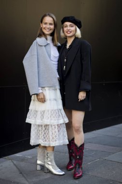 Londra Moda Haftası sırasında sokakta insanlar.