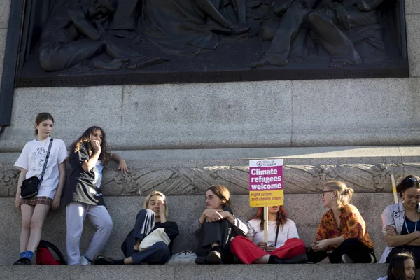 Manifestantes se reúnem em Victoria gardens, Westminster, para apelar à ação do governo sobre as mudanças climáticas — Fotografia de Stock