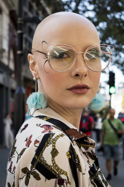 Mensen op straat tijdens de London Fashion week. — Stockfoto