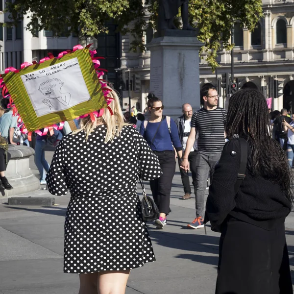 Protestocular Victoria bahçeleri, Westminster, iklim değişikliği konusunda hükümet eylem çağrısı nda bir araya — Stok fotoğraf