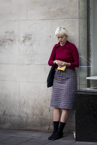 Pessoas na rua durante a London Fashion Week . — Fotografia de Stock