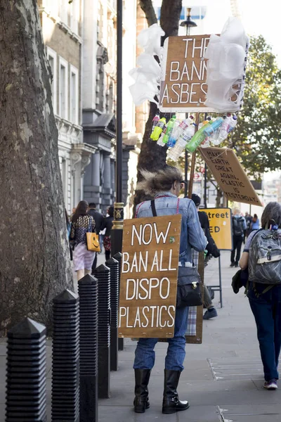Manifestantes se reúnem em Victoria gardens, Westminster, para apelar à ação do governo sobre as mudanças climáticas — Fotografia de Stock
