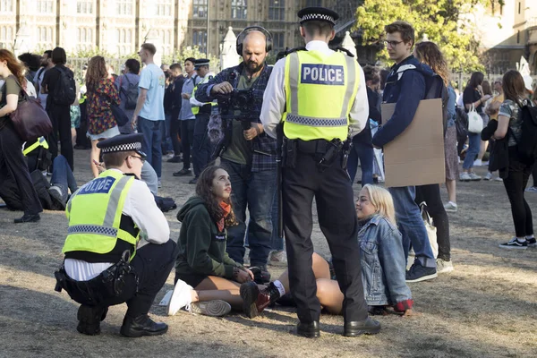Protesters assemble in Victoria gardens, Westminster, to call for government action on climate change — Stock Photo, Image