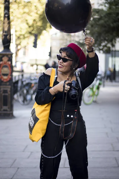 Pessoas na rua durante a London Fashion Week . — Fotografia de Stock