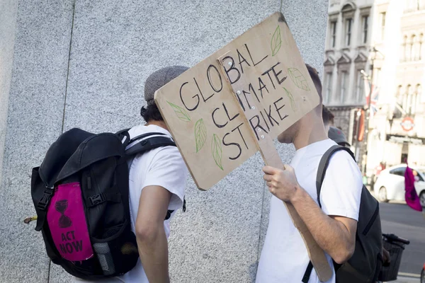 Demonstranten versammeln sich in den Victoriagärten in Westminster, um Maßnahmen der Regierung gegen den Klimawandel zu fordern — Stockfoto