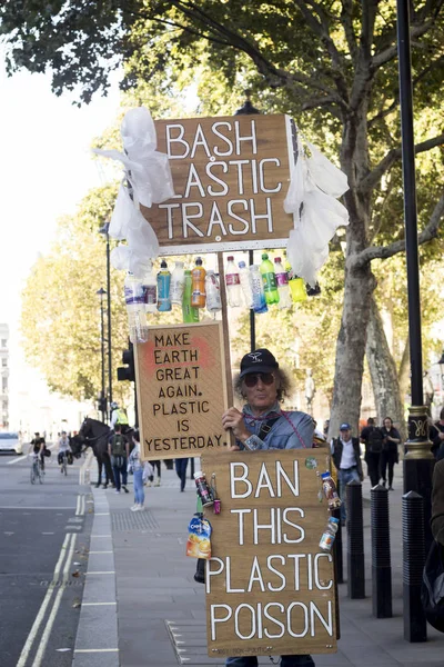 Demonstranten versammeln sich in den Victoriagärten in Westminster, um Maßnahmen der Regierung gegen den Klimawandel zu fordern — Stockfoto