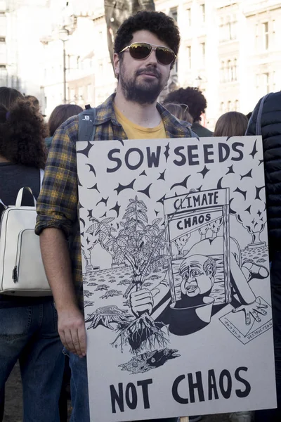 Demonstranten versammeln sich in den Victoriagärten in Westminster, um Maßnahmen der Regierung gegen den Klimawandel zu fordern — Stockfoto