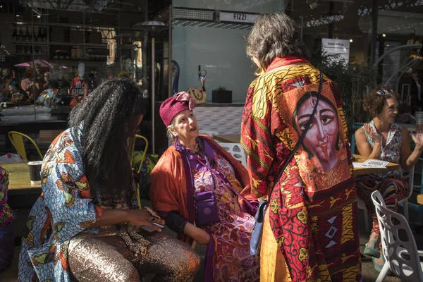 Old Spitalfields Market Colour Walk is an informal gathering of creative people getting dressed or dressing up to inspire — Stock Photo, Image