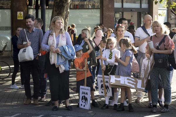 Demonstranten versammeln sich in den Victoriagärten in Westminster, um Maßnahmen der Regierung gegen den Klimawandel zu fordern — Stockfoto