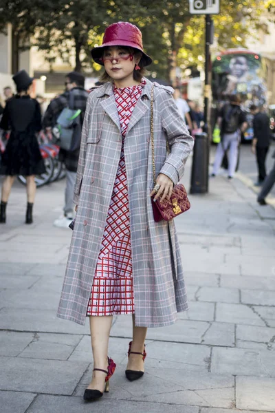 Folk på gatan under London Fashion Week. — Stockfoto