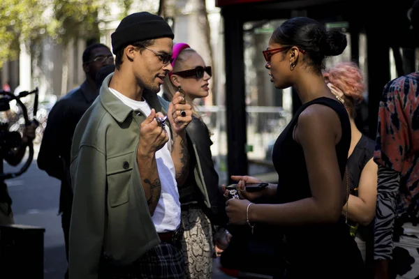 Folk på gatan under London Fashion Week. — Stockfoto