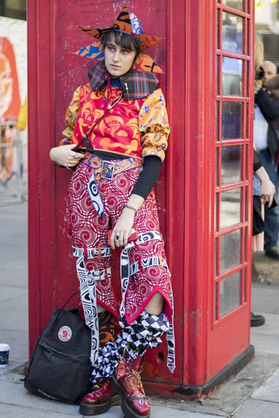 Snygga deltagare samlas utanför 180 strand för London Fashion Week. — Stockfoto