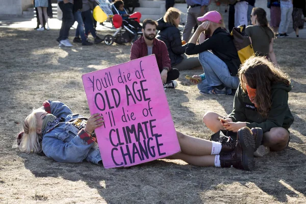 Demonstranten versammeln sich in den Victoriagärten in Westminster, um Maßnahmen der Regierung gegen den Klimawandel zu fordern — Stockfoto