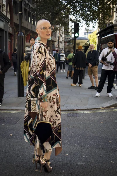 Люди на улице во время Лондонской недели моды . — стоковое фото