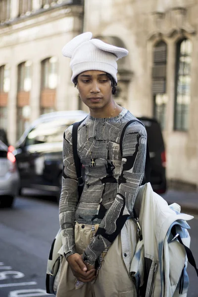 Ludzie na ulicy w Londynie Fashion Week. — Zdjęcie stockowe