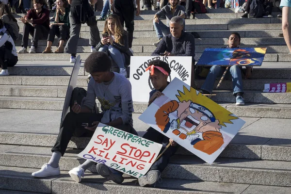 Manifestantes se reúnem em Victoria gardens, Westminster, para apelar à ação do governo sobre as mudanças climáticas — Fotografia de Stock